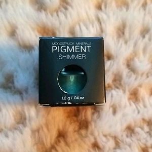 Younique Moodstruck Minerals Pigment Dignified